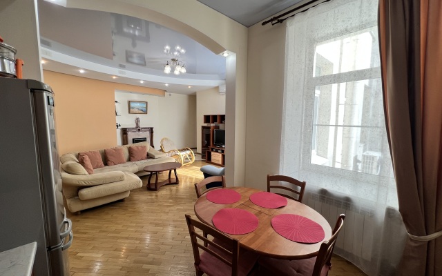 Trekhkomnatnye s saunoy i dzhakuzi Parking space Flat