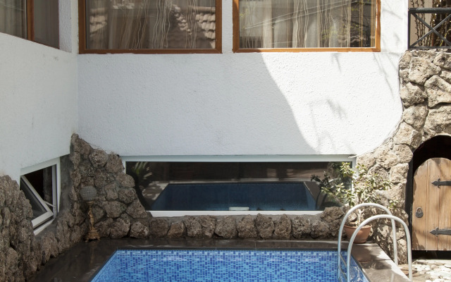 Hin Yerevantsi Hotel