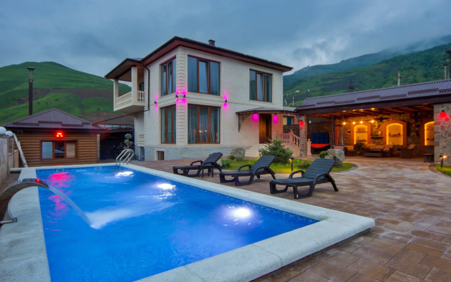 Частный Дом в Горах с Бассейном