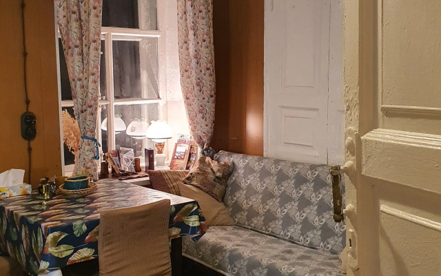 V starinnom osobnyake Revolyutsioner Ikonnikov Flat