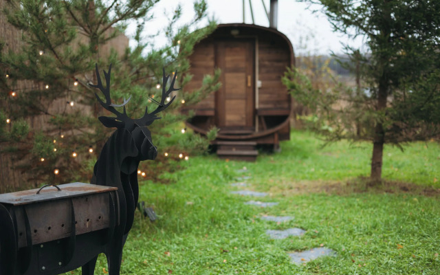 Частный дом с баней бочкой у воды и леса
