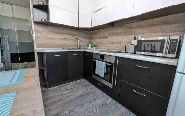 Апартаменты Новые в тихом центре и хвойным лесом за окном