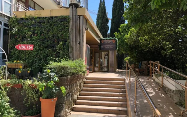 Svetlana-Tsentr s vidom na more i vostok Apartaments