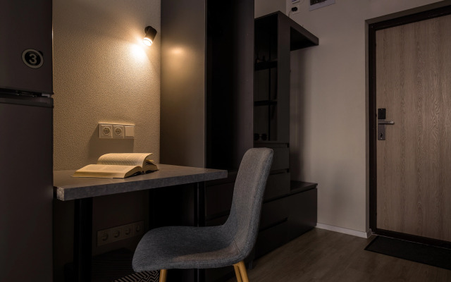 Yarkaya studiya ryadom s naberezhnoj i kondicionerom Flat