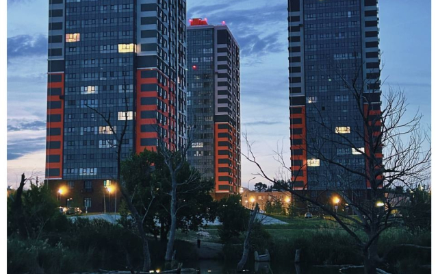 Квартира с панорамными окнами с видом на озеро