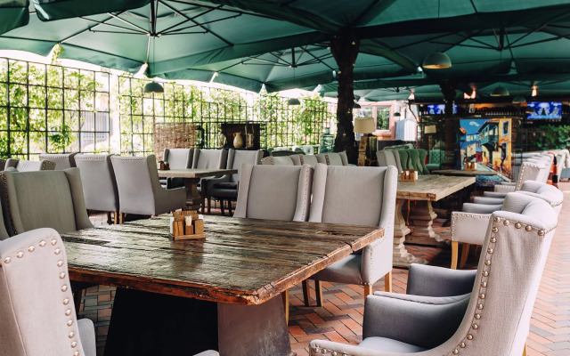 Отель Амбассадори