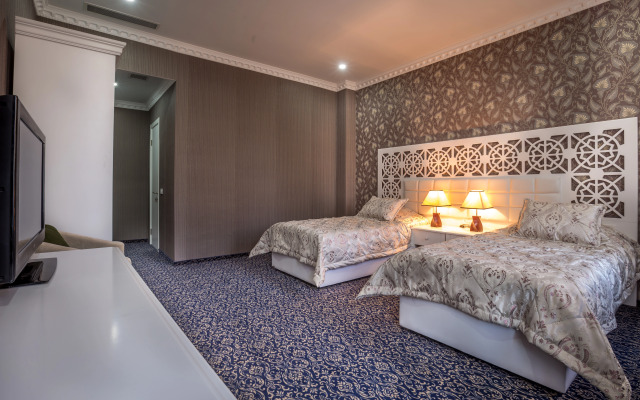 Premier Old Gates Hotel
