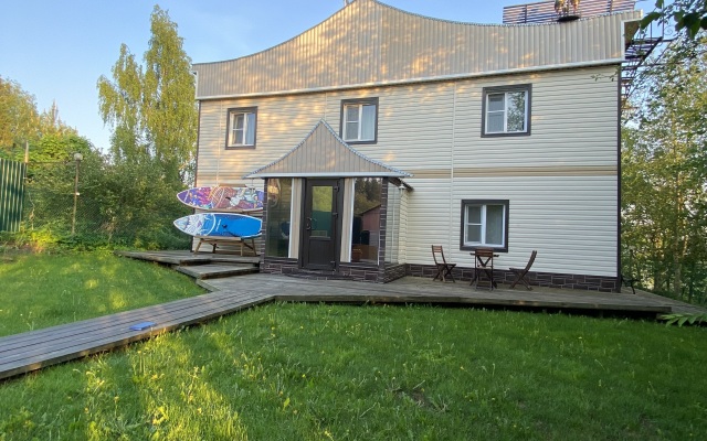 Na ozere Volynskoye ryadom s Igora Private House