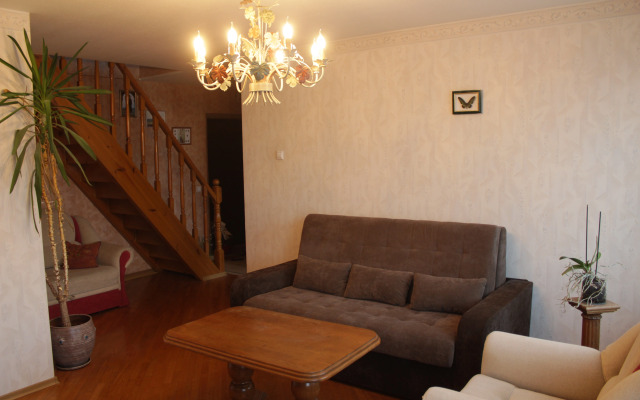 Prostornaya Dvuhurovnevaya Ryadom S Metro Flat