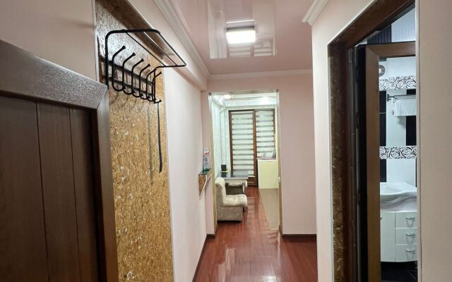 Na Prospekte Tauke Khana 33/3 Apart Hotel