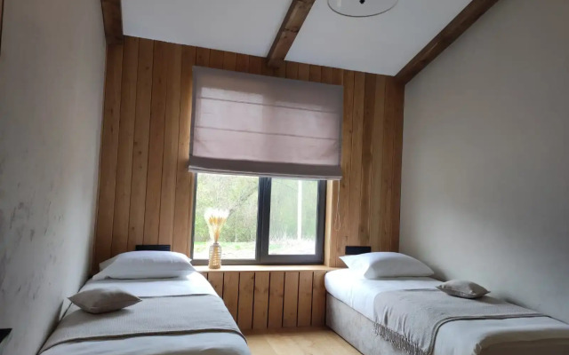 Коттедж  Экоранчо Лодж с двумя спальнями, панорамной ванной и купелью - фото 3