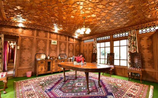Wangnoo Worth Houseboats Hotel