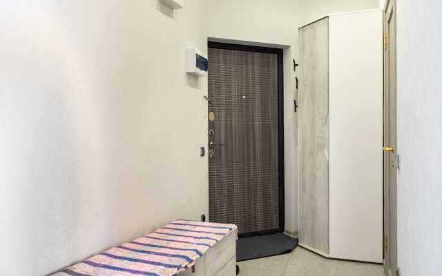 Studiya s vitrazhnymi oknami s vidom na les i gory Flat