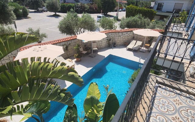 Tarcin Alacati Otel