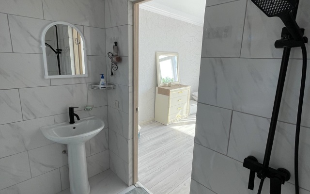 Leona Guest House