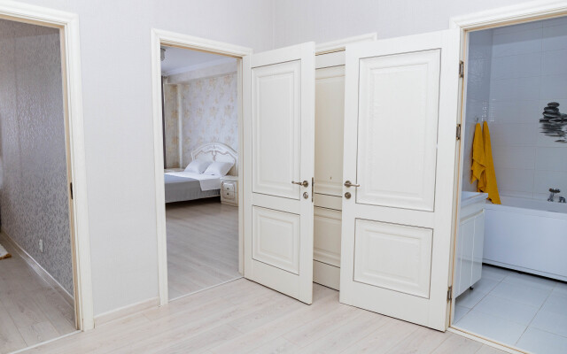 Апартаменты трехкомнатные на Навои 208/8