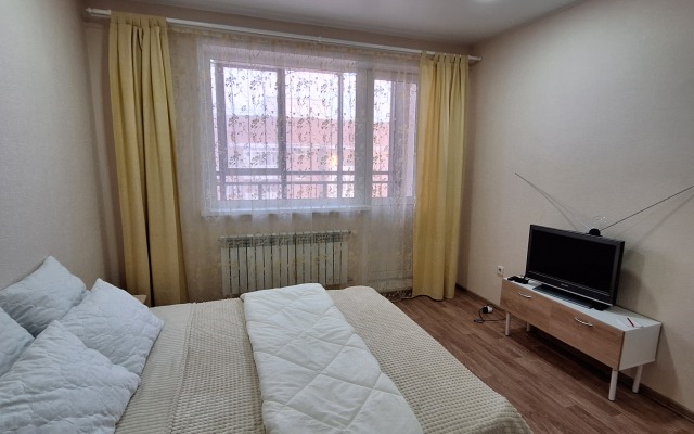 U Aeroporta Tolmachevo Flat