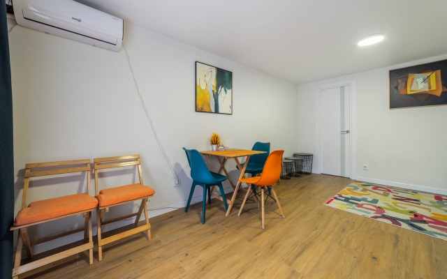 V eko stile s sobstvennym dvorikom dlya otdykha Flat