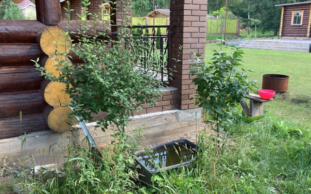 Uyutny dom v lesu u reki Private house