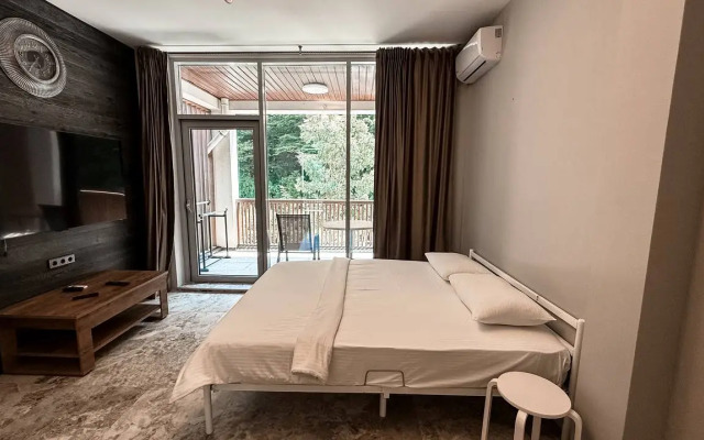 U Lesa S Basseynom Private House
