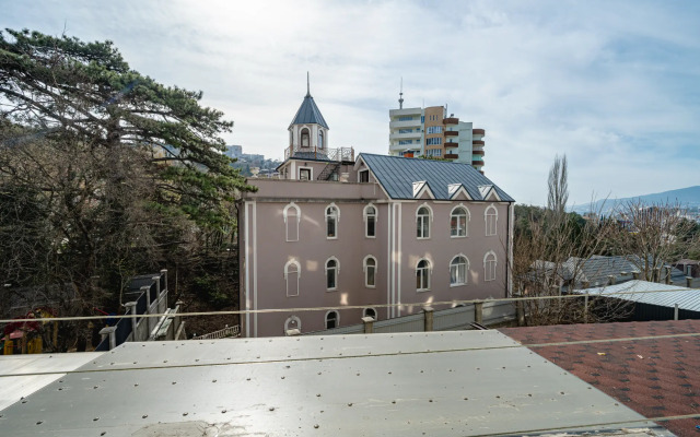 Dvukhetazhnaya S Terrasoy Otdykh U Ruchyya Flat