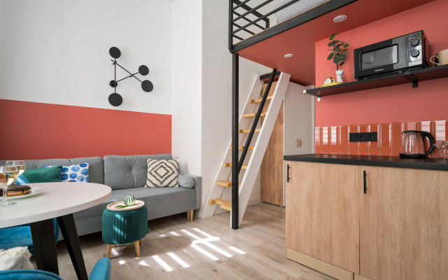 Апартаменты Яркая Двухуровневая студия в центре