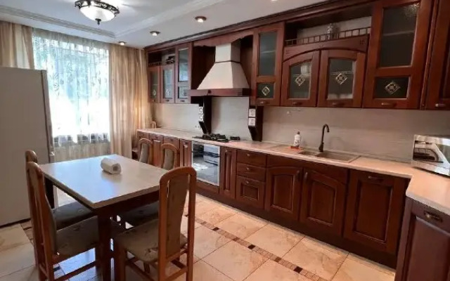 Shikarnaya Trekhkomnatnaya na Michurina Flat