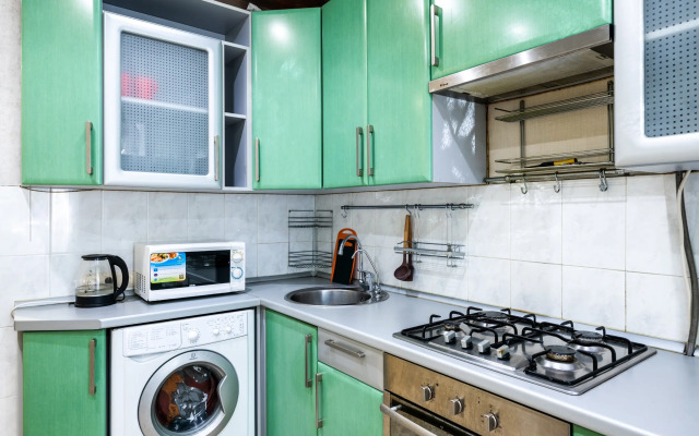 Natali na Metro  Sevastopolskaya prostornye Apartments