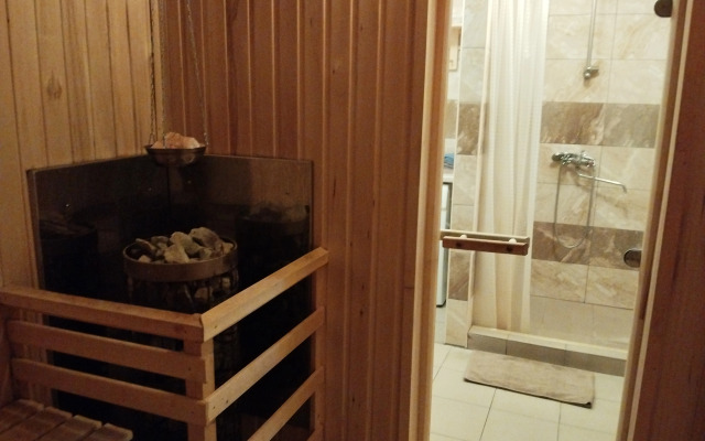 S Saunoj Vishnyovyij Sad Guest House