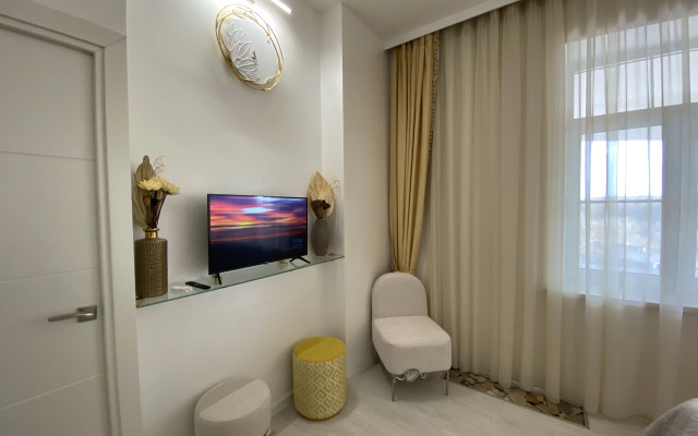 Апартаменты в современном стиле с камином