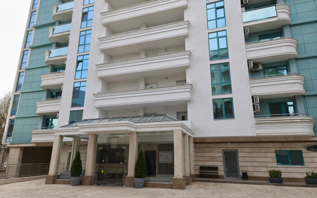 Stilnaya dvukhkomnatnaya kvartira s bolshoy terrasoy i vidom na more Flat