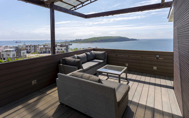 Roskoshnaya dvukhurovnevaya kvartira s sobstvennoy terrasoy Flat