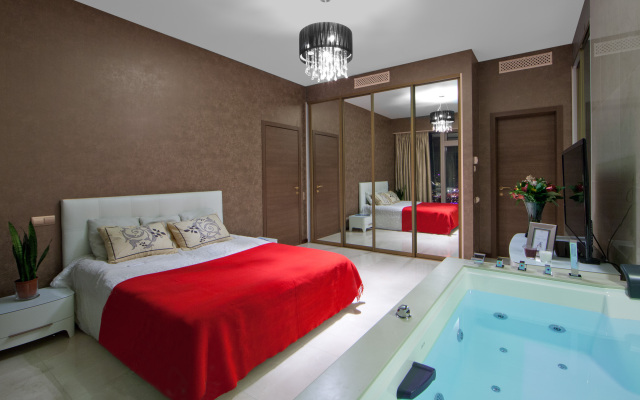 Golden Apartments Falcon jacuzzi on 48th floor