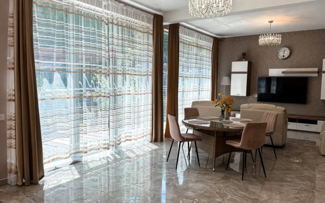U Lesa S Basseynom Private House