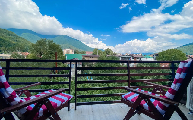 Студия с террасой с панорамным видом на горы