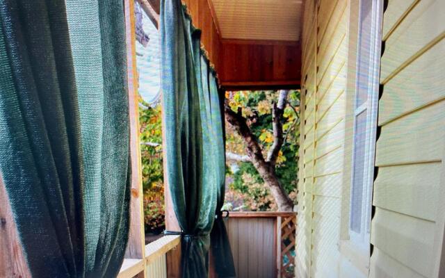 Dom S Enotami  Nadezhda Guest House