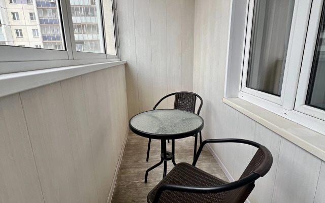 Апартаменты на Братьев Кашириных в Академ Риверсайд