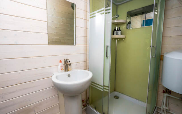 Частный дом в лесу у реки Пра