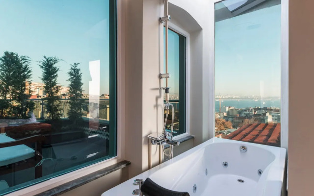 Jacuzzi across Bosphorus Apartments