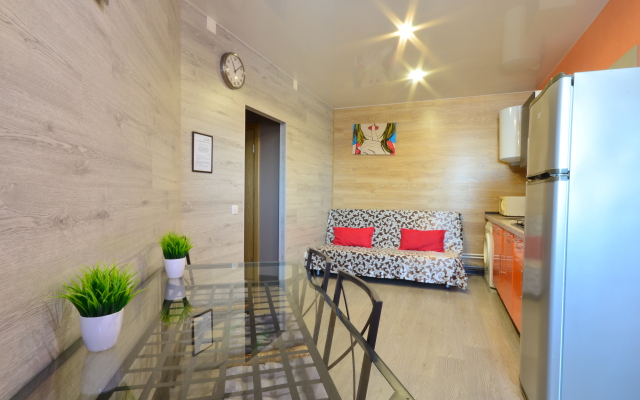 Na Naberezhnoy Na 9 Chelovek Flat
