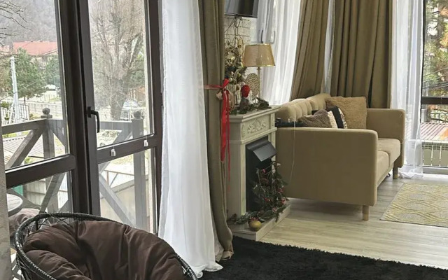 Stilnaya Solnechnaya na Plotinnoy 2Flat