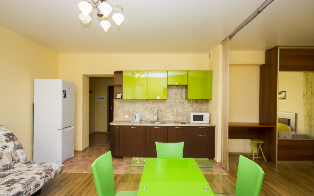 #302 U Tyumenskogo Tekhnoparka Apartments
