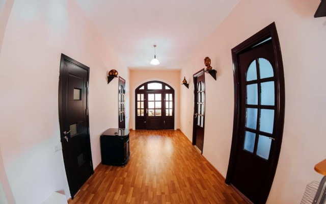 Holiday House Hotel