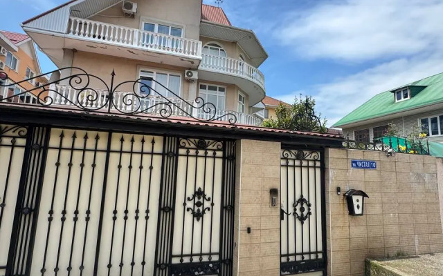 V Lazarevskom Guest house
