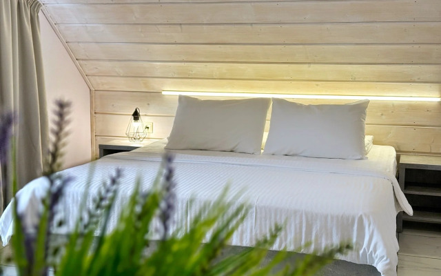 Five-Story with swimming pool Guest House