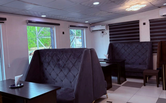 Отель Glandov Suites