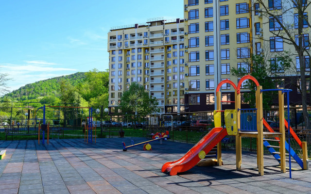 Dvukhurovnevaya S Panoramnymi Oknami Flat