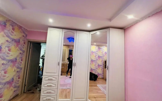V Ostravtsakh Flat