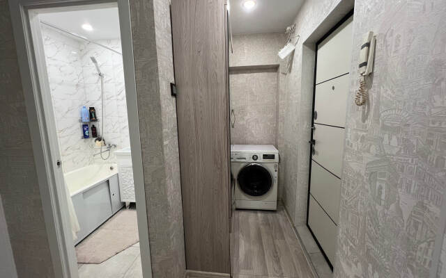 U morya Golubye Dali Flat