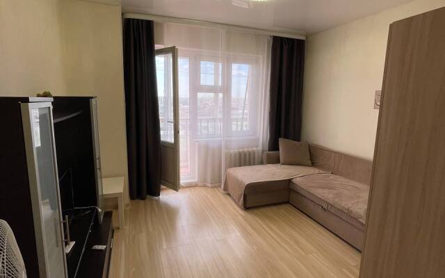 Studiya ryadom so Stolichnym rynkom g. Yakutska Flat
